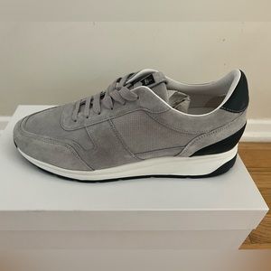 Size 9 1/2 wahts gray sneakers.